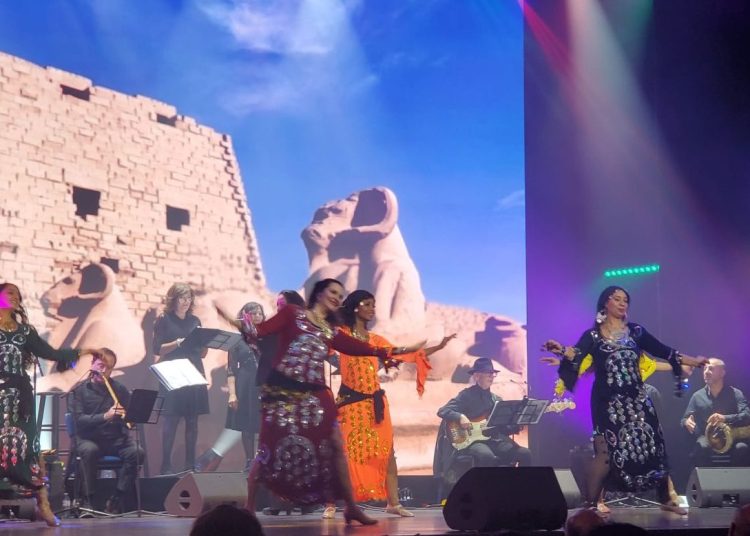 من الفلكلور إلى أم كلثوم – أمسية مصرية راقية تجمع العالم تحت أضواء الفن.