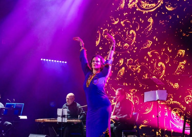 من الفلكلور إلى أم كلثوم – أمسية مصرية راقية تجمع العالم تحت أضواء الفن.