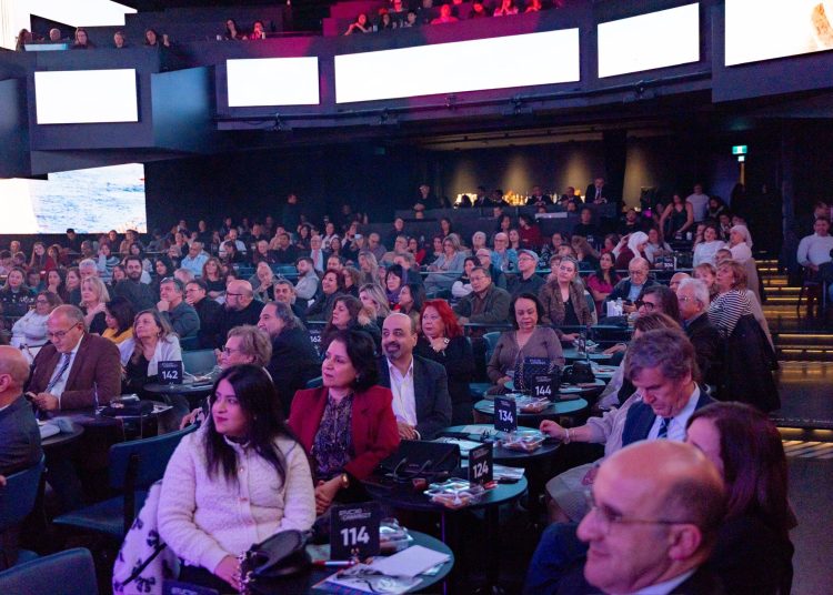 من الفلكلور إلى أم كلثوم – أمسية مصرية راقية تجمع العالم تحت أضواء الفن.