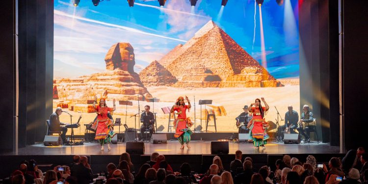 من الفلكلور إلى أم كلثوم – أمسية مصرية راقية تجمع العالم تحت أضواء الفن.